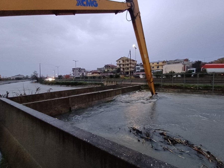 Moti i keq në Durrës, AKMC: Vijon puna për largimin e ujit, disa banorë të evakuuar